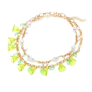 Collana a doppio strato dorata con fiori verdi trasparenti e perle barocche bianche