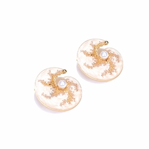 Boucles d'oreilles conque dorées avec émail crème et perle au centre, style rétro français