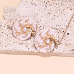 Boucles d'oreilles émaillées en forme de coquillage avec perle, style vintage français