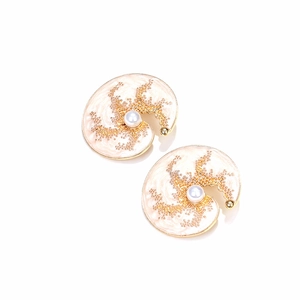 Boucles d'oreilles conque en émail rose avec perle centrale et bordure dorée
