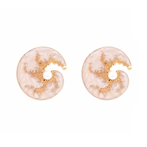 Boucles d'oreilles conque en émail rose champagne avec incrustation de perle centrale