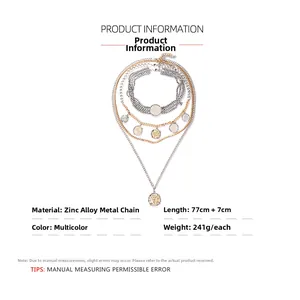 Détail d'un collier multicouche avec chaîne tressée argentée et pendentifs pièces dorés
