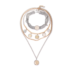 Ensemble de colliers multicouches avec chaînes or et argent et un pendentif pièce géométrique