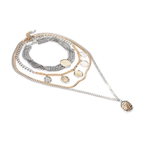 Collier multi-rangs à grosses mailles avec pendentif ovale texturé ton argent et doré