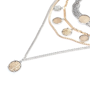 Collier multicouches avec chaîne argentée et pendentif en métal doré martelé pour femme