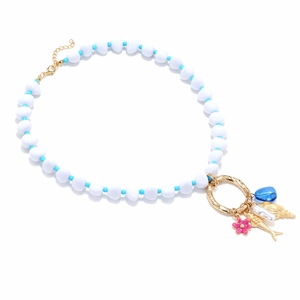 Collier thème océan avec perles, poissons et pendentifs coquillages sur fond blanc