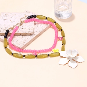 Collana a due strati con perline rosa e grande ciondolo a forma di fiore bianco