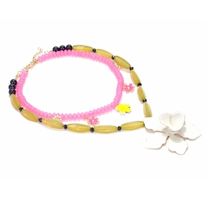 Collana di perle colorate con grande ciondolo a fiore bianco e fiori in resina rosa chic