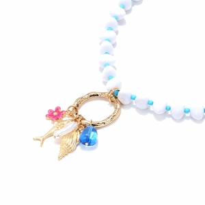 Collier de perles océaniques fait main avec queue de poisson dorée et breloques en coquillage
