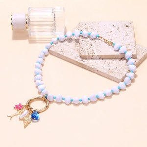 Collier thème marin avec perle baroque et breloques de poissons sur dalles de pierre