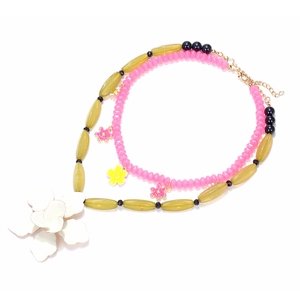 Collana a doppio strato con perline e fiori in resina rosa e verdi stile resort