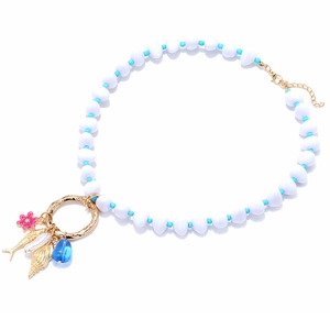 Collier élégant thème océan avec perles cœur, billes bleues et pendentifs nautiques