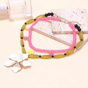 Collana a due strati di perline con ciondoli a fiori smaltati e catena di estensione oro