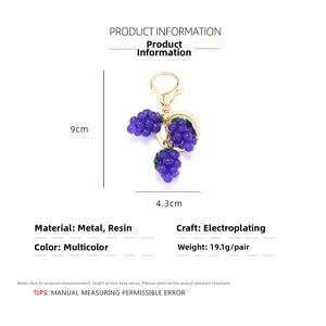 Vue détaillée du porte-clés raisin violet fait main montrant la taille 9cm sur 4,3cm