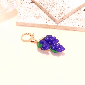 Porte-clés raisin violet mignon avec feuilles vertes et fermoir en métal doré