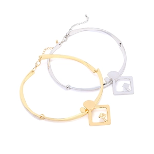 Détail de colliers ras de cou géométriques ajustables en finitions or et argent