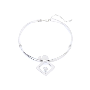 Collier géométrique argenté avec pendentif carré et pierre de cristal sur fond blanc