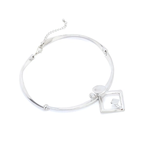 Ras du cou argenté géométrique avec pendentif carré minimaliste sur fond blanc