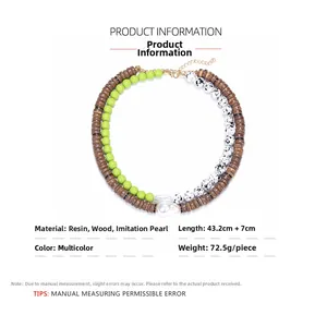 Détails d'un collier bohème en bois et perles avec fermoir doré et chaîne d'extension