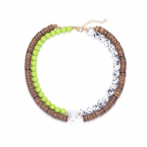Collier bohème multicouche avec perles en bois marron, touches vertes et perles baroques