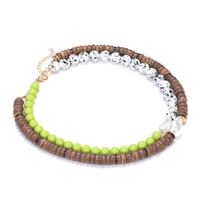 Collier multicouche bohème en perles de bois avec accents verts et une grande perle blanche