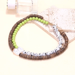 Collier bohème fait main en perles de bois avec pierre tachetée et perle baroque élégante