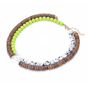 Collier bohème multicouche avec perles en bois et pendentif perle baroque élégant