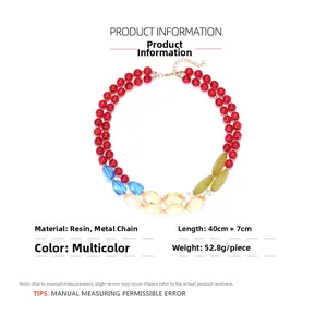 Détail des perles en résine colorées avec chaîne dorée et fermoir mousqueton robuste