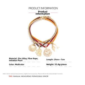 Détail du collier multicouche océan avec coquillages, poissons tropicaux et perles blanches