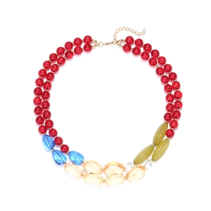 Collier artisanal à plusieurs rangs de perles colorées en résine et fermoir doré