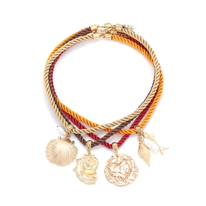 Ensemble de colliers superposés d'été avec poissons tropicaux, coquillages et perles