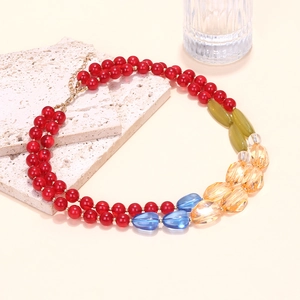 Vue détaillée du collier double rang avec perles colorées et fermoir mousqueton doré