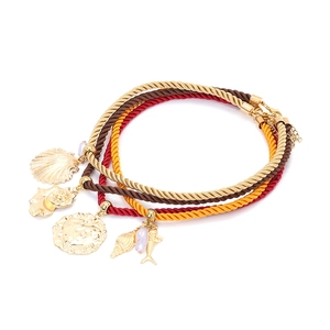 Ensemble de bijoux en corde tressée avec coquillages dorés, poissons tropicaux et perles