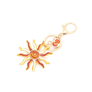 Porte-clés soleil émaillé coloré avec fermoir mousqueton doré et petit pendentif de tomate