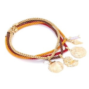 Lot de trois colliers nautiques avec coquillages, poissons tropicaux et pendentifs dorés