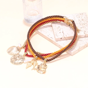 Collier tressé multicouche bohème avec coquillages dorés, poissons et perles nacrées