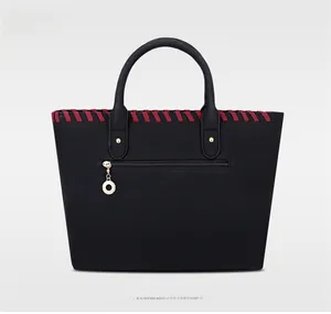 Vue arrière du sac à main en cuir noir mat avec couture rouge et fermeture éclair dorée