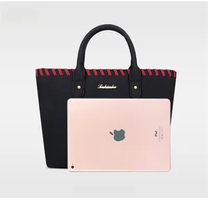 Comparaison de taille d'un sac cabas noir avec une tablette 10 pouces pour la capacité
