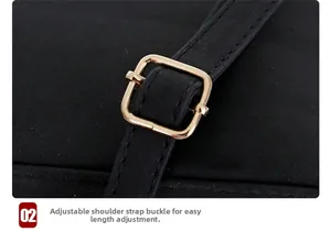 Détail de la boucle dorée réglable sur la bandoulière en cuir dépoli du sac à main