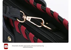 Détail de l'attache en D dorée et bordure dentelée rouge sur la bandoulière du sac