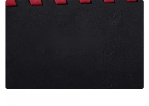 Gros plan du logo métallique Lebondu doré sur sac à main en daim noir et rouge