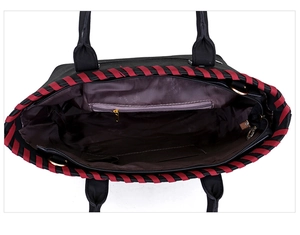 Vue intérieure d'un sac cabas noir montrant plusieurs compartiments et bordure rayée