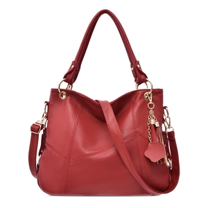 Borsa tote rossa motivo litchi con manici dorati e tracolla regolabile