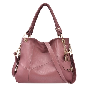 Grande borsa tote rosa scuro in pelle testurizzata con hardware dorato e nappa decorativa