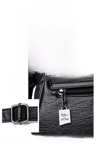 Détail de la quincaillerie argentée et du logo kangourou sur sac en cuir noir