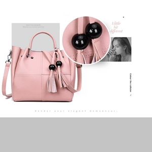 Detail der rosa Beuteltasche mit Lychee-Leder, Quasten und einem abnehmbaren Schultergurt