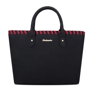 Grand sac cabas noir avec coutures contrastées rouges et logo en métal doré
