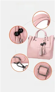 Detailansichten der rosa Beuteltasche mit Litschistruktur, Quastenanhänger und Metallteilen