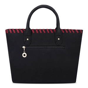 Sac cabas rétro noir mat avec bordure tressée rouge et détail de pendentif doré