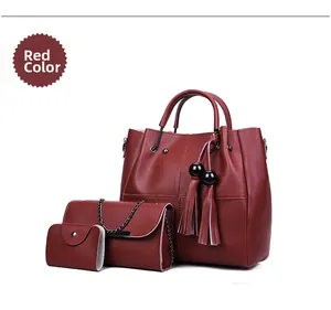 Dreiteiliges rotes Handtaschenset aus Kunstleder mit Quastenanhängern und Metallteilen